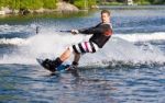 Wasserski und Wakeboard - gleitend bers khle Nass