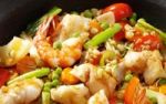 Ssaure Gemsepfanne  - mit Fisch, Garnelen und Ananas