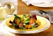 Blattsalat mit Avocado - und Skartoffel-Chips 