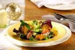 Blattsalat mit Avocado - und Skartoffel-Chips 