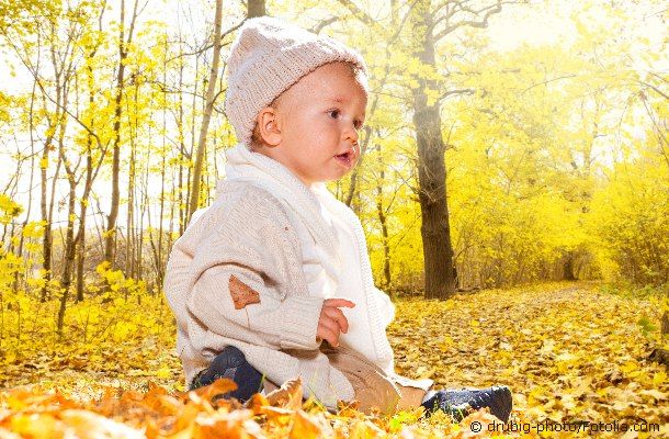 Baby im Herbstlaub
